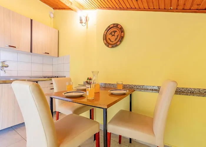 In With Wifi Apartman Povljana